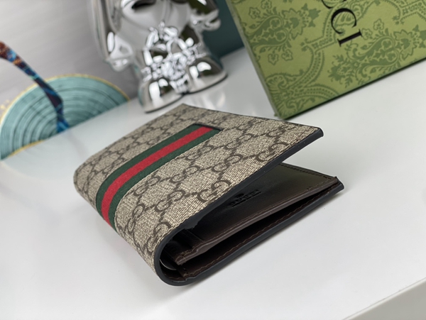 グッチ財布コピー着用イメージ